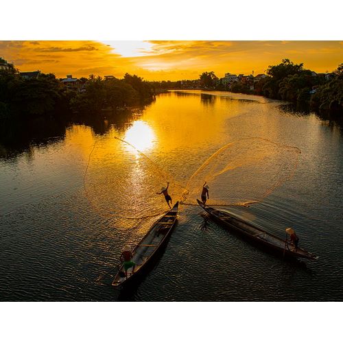 Norring, Tom 아티스트의 Vietnam-Coordinated lagoon fishing with nets at sunset작품입니다.